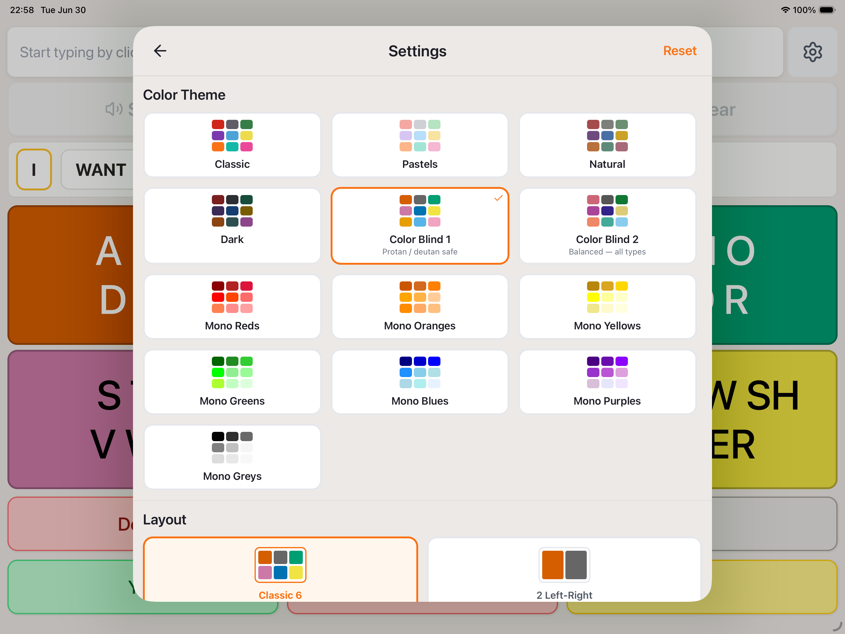 ComBoard settings panel showing 13 color themes including Classic, Pastels, Natural, Dark, two colorblind-safe palettes, seven monochrome sets, and layout selection