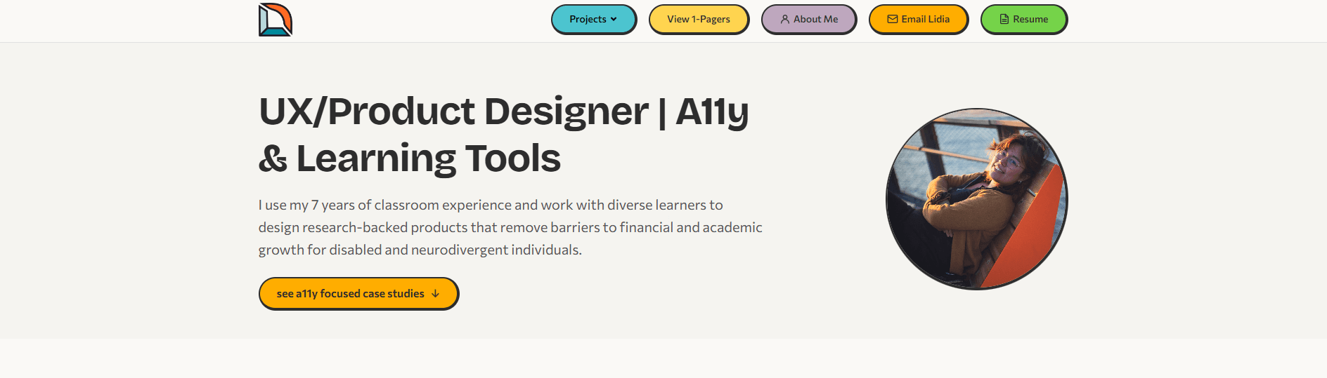 Live portfolio homepage showing pill-shaped navigation buttons and a pill-shaped call-to-action button